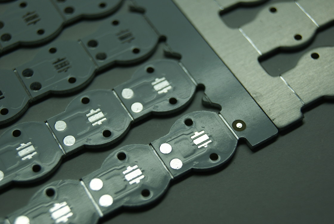 PCB โลหะที่มีความสามารถในการนําความร้อนสูงที่มีผ้าไหมสีขาวและ 0.1 มม นาที สะพานผ้าไหมสําหรับการจัดการความร้อน