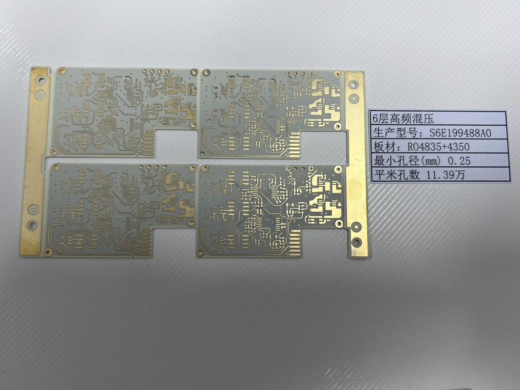 แผงวงจรความถี่สูง PCB แบบไฮบริด พร้อมค่าการนำความร้อน 0.24W/m-K และจำนวนชั้น